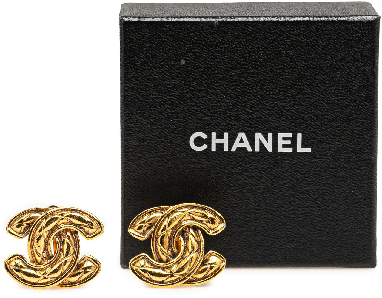 Chanel Gold Plated Quilted CC Clip On Earrings Goud
