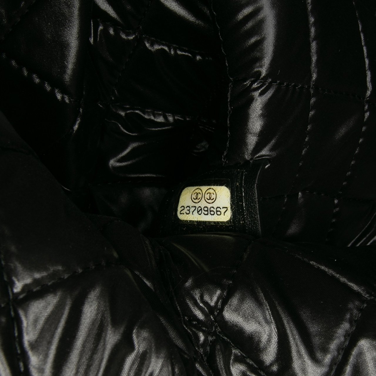 Chanel Large Quilted Lambskin Camellia O Case Clutch Zwart