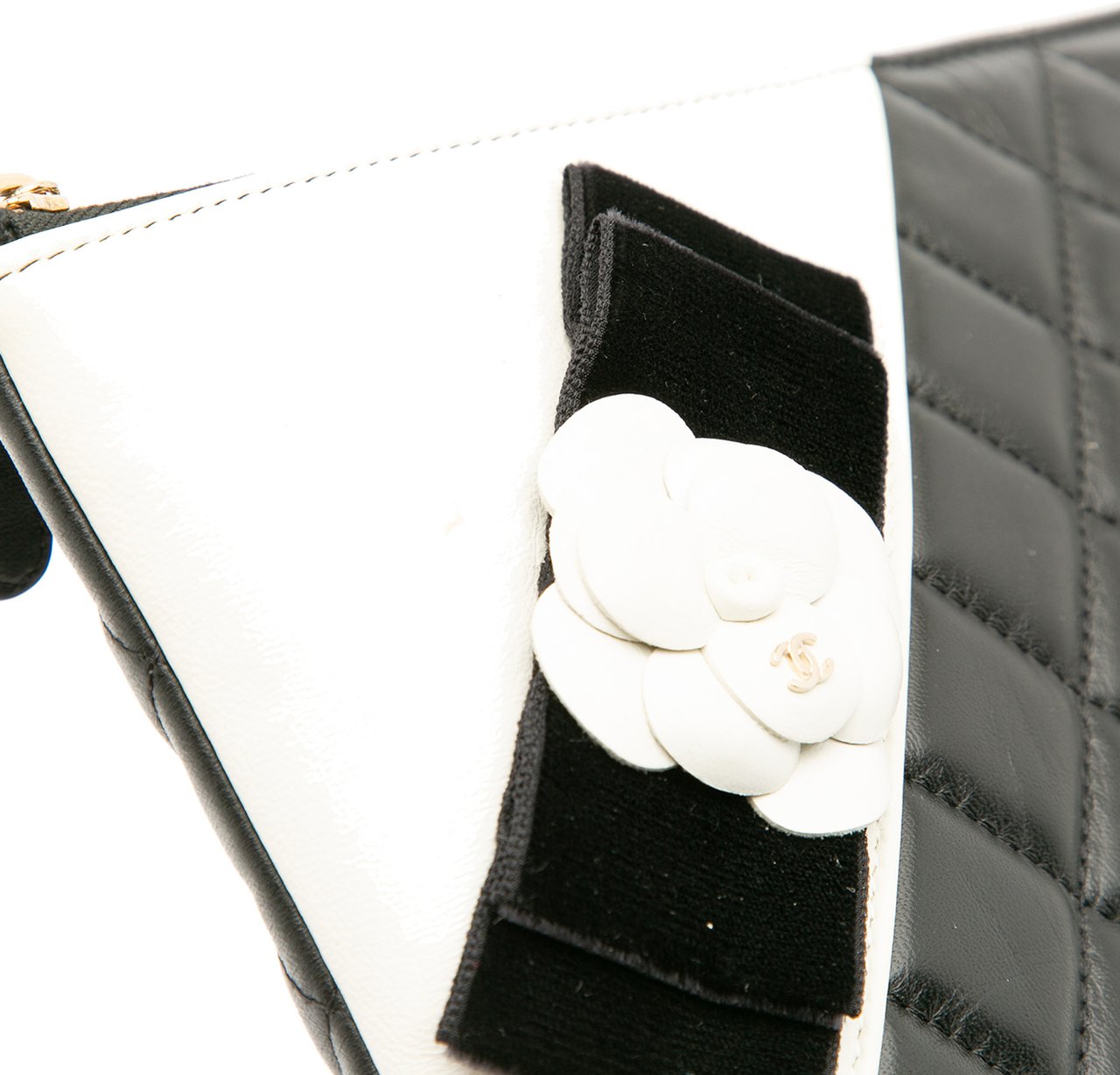 Chanel Large Quilted Lambskin Camellia O Case Clutch Zwart