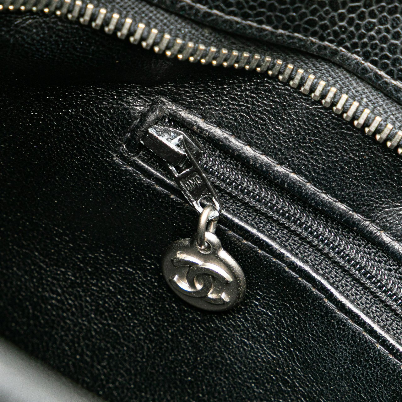 Chanel Caviar Medallion Tote Zwart