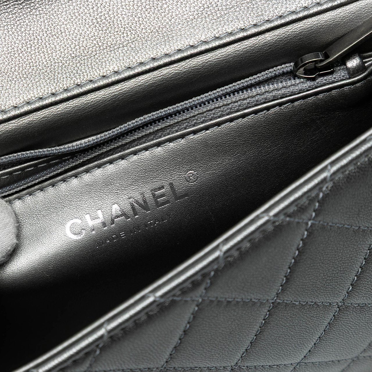 Chanel Medium Quilted Metallic Goatskin Chic Pearls Flap Zilver