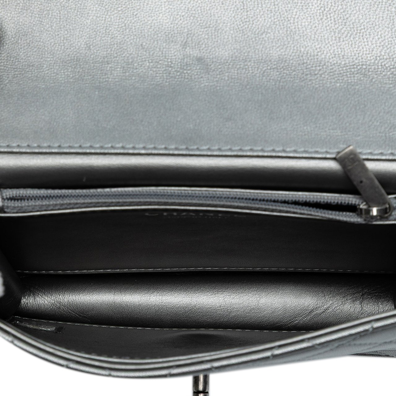 Chanel Medium Quilted Metallic Goatskin Chic Pearls Flap Zilver