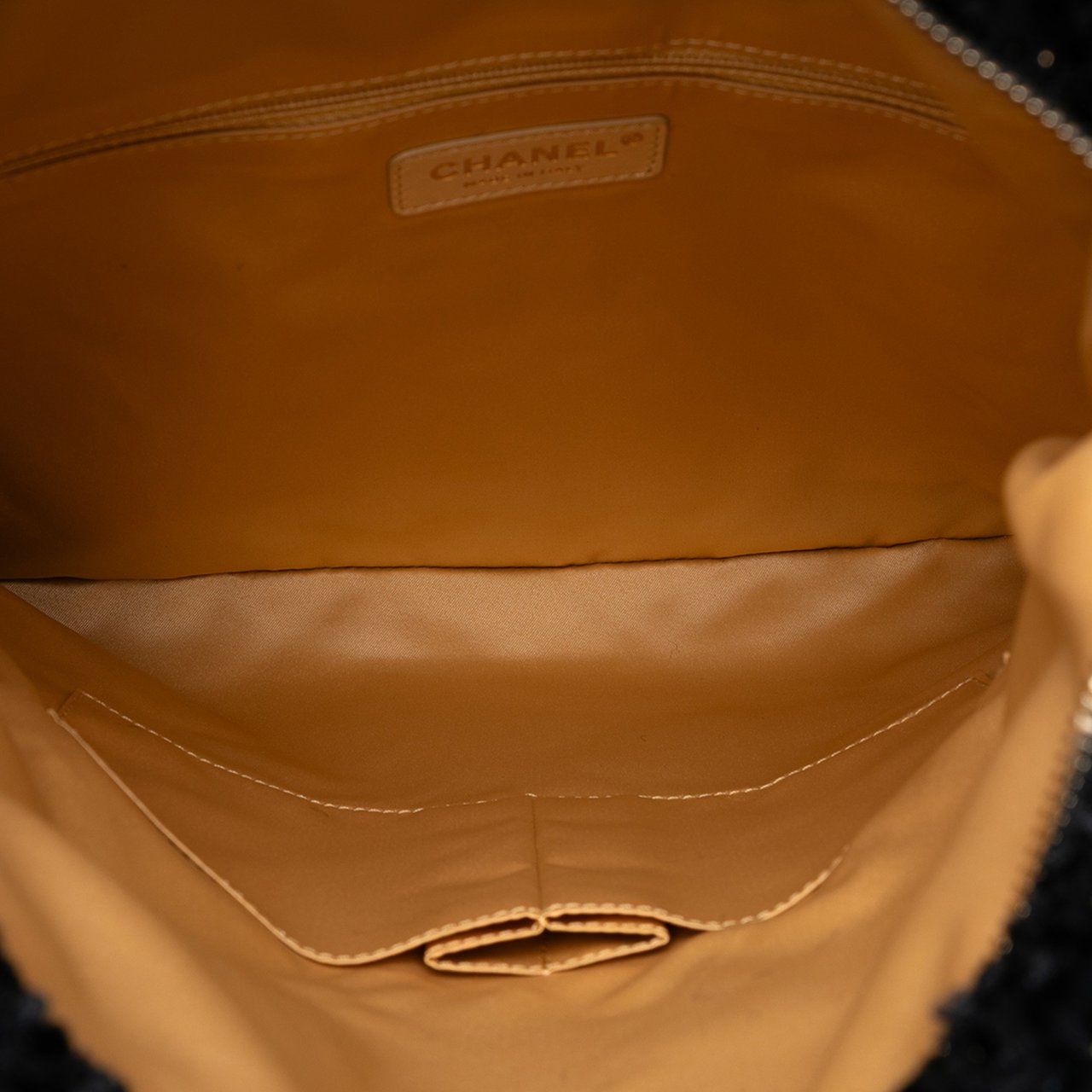 Chanel Paris Cosmopolite Tweed Fringe Clutch Zwart