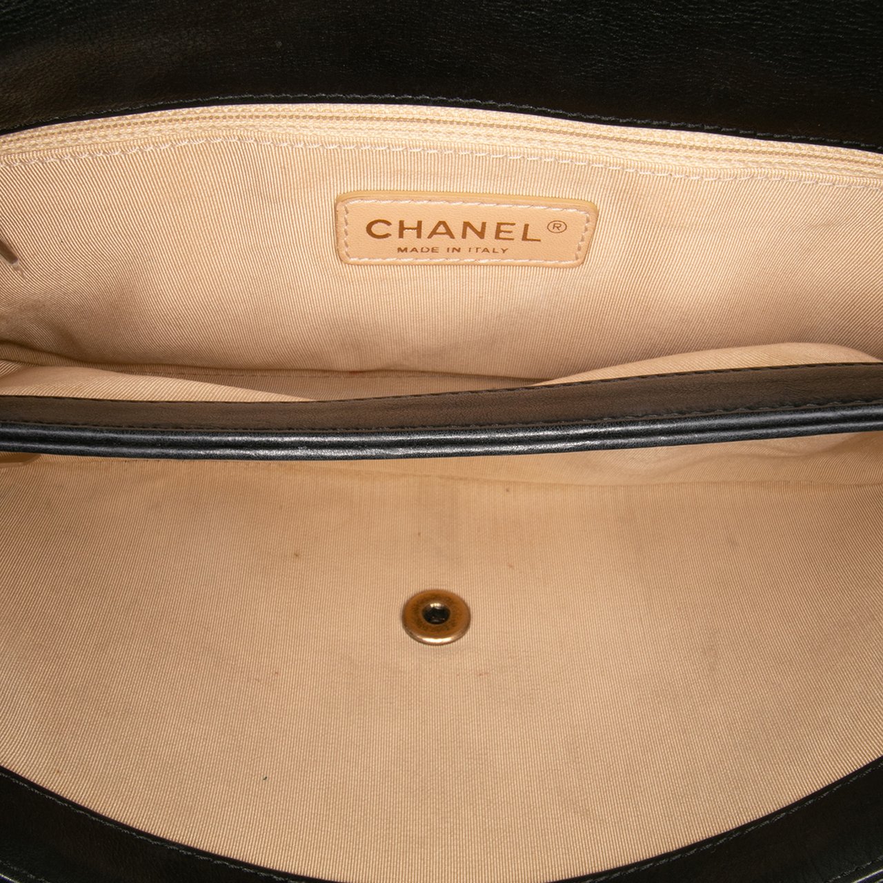 Chanel Quilted Calfskin CC Crown Flap Zwart
