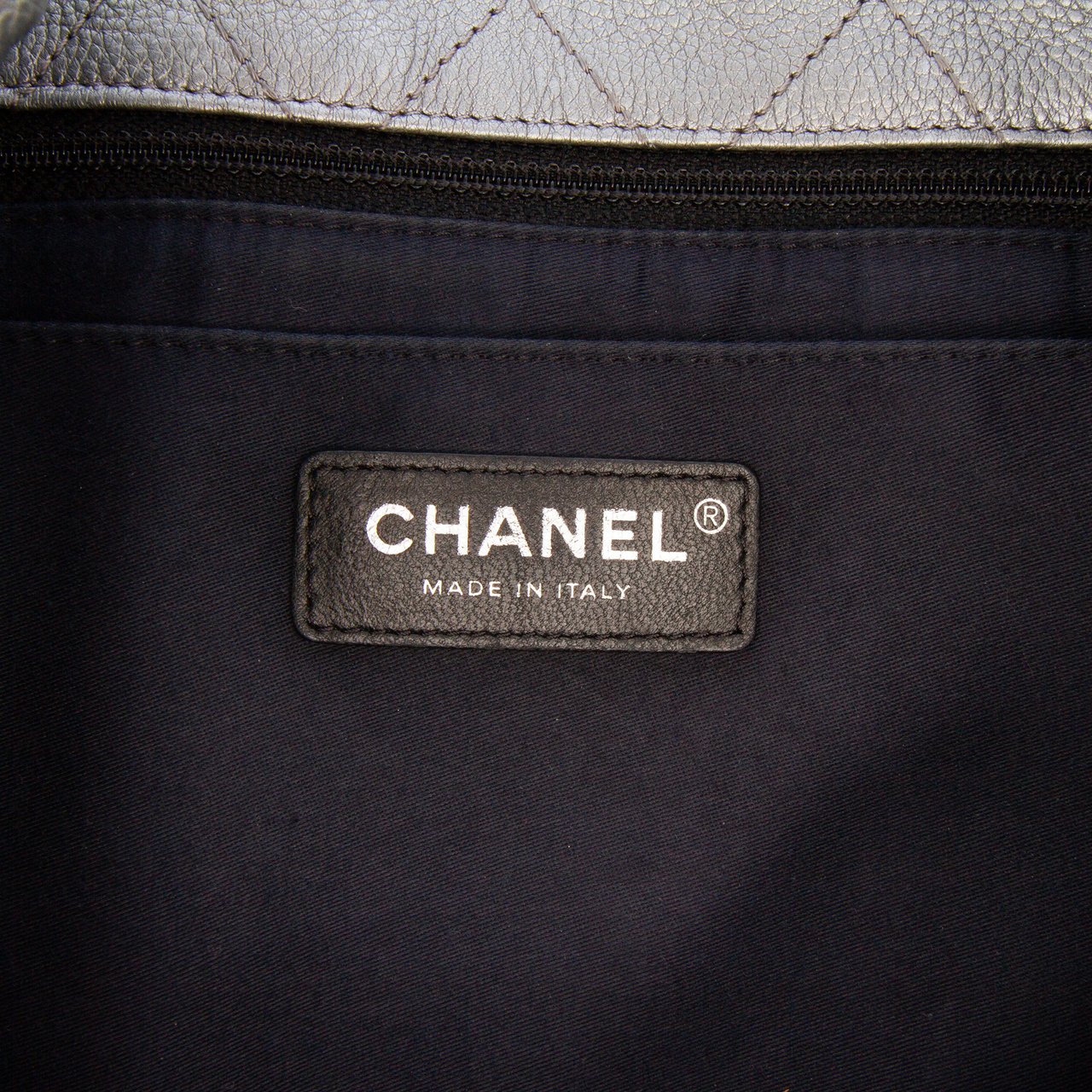 Chanel Metallic Quilted Calfskin Drawstring Bucket Bag Zilver