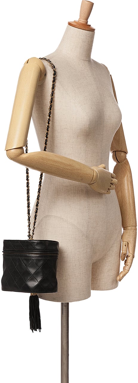 Chanel Quilted Lambskin Tassel Vanity Case with Chain Zwart