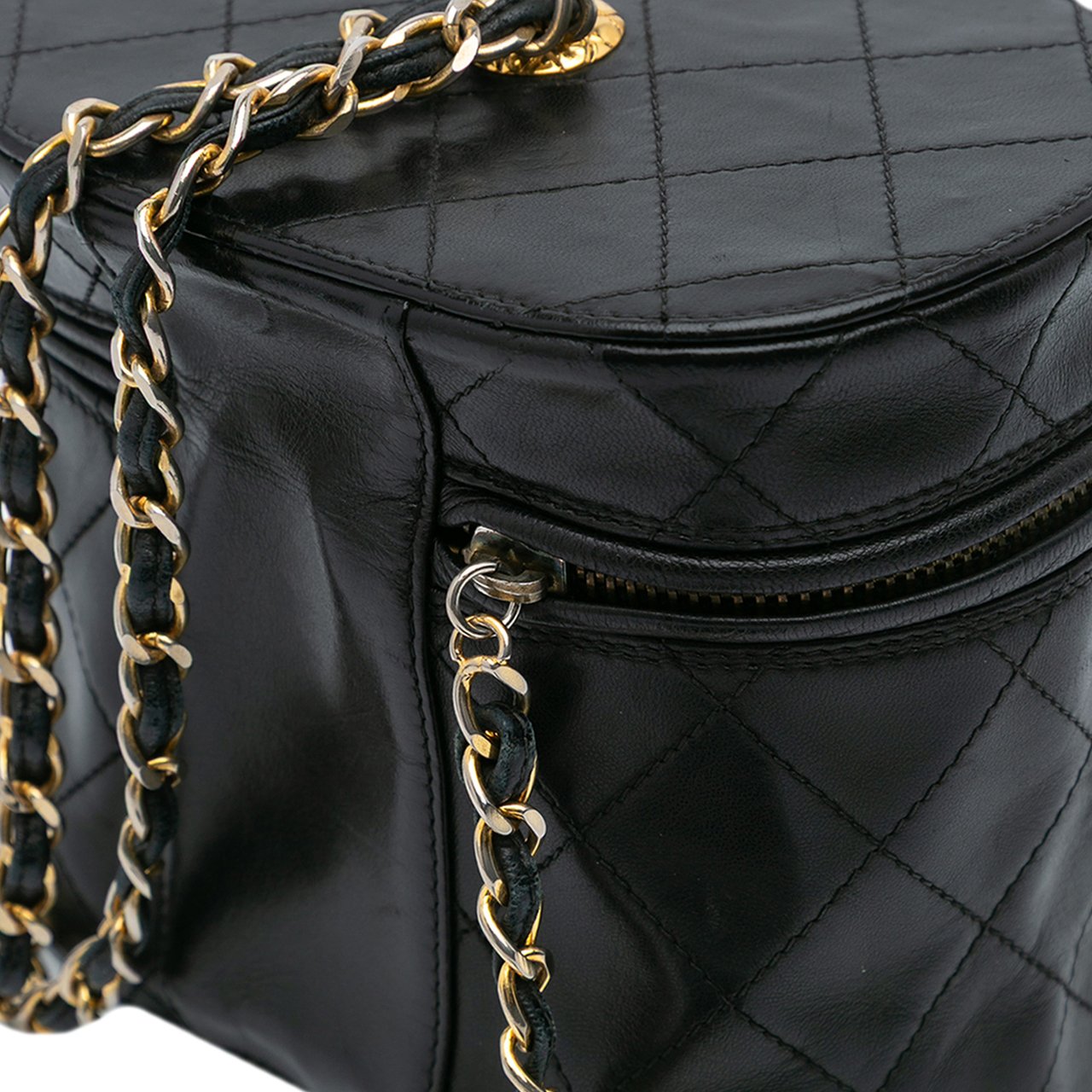 Chanel Quilted Lambskin Tassel Vanity Case with Chain Zwart