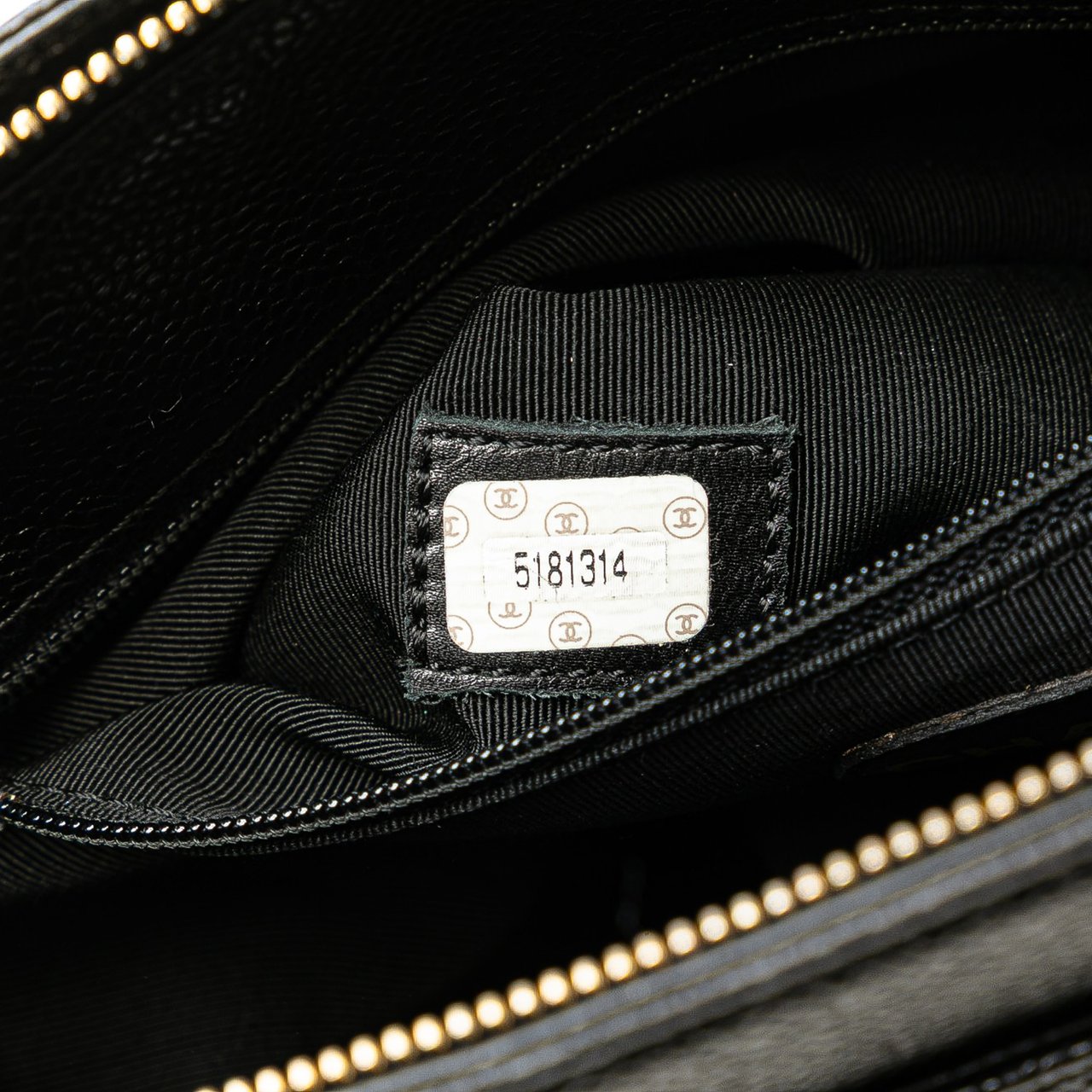 Chanel Caviar Logo Chain Tote Zwart