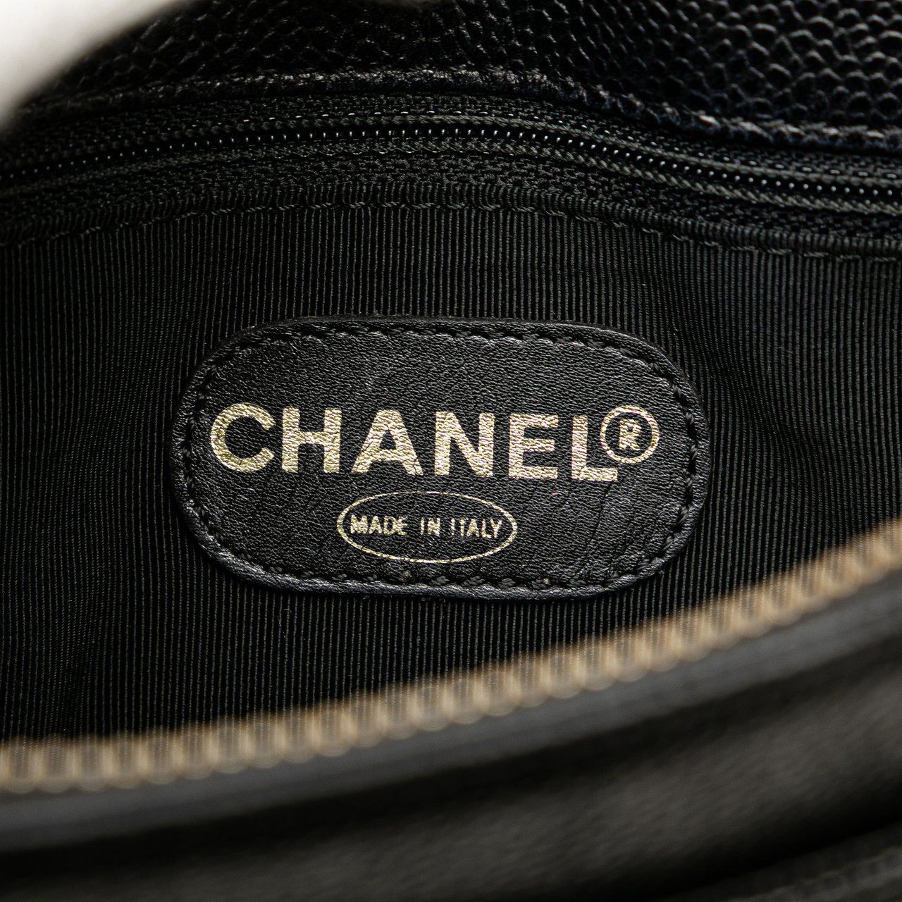 Chanel Caviar Logo Chain Tote Zwart
