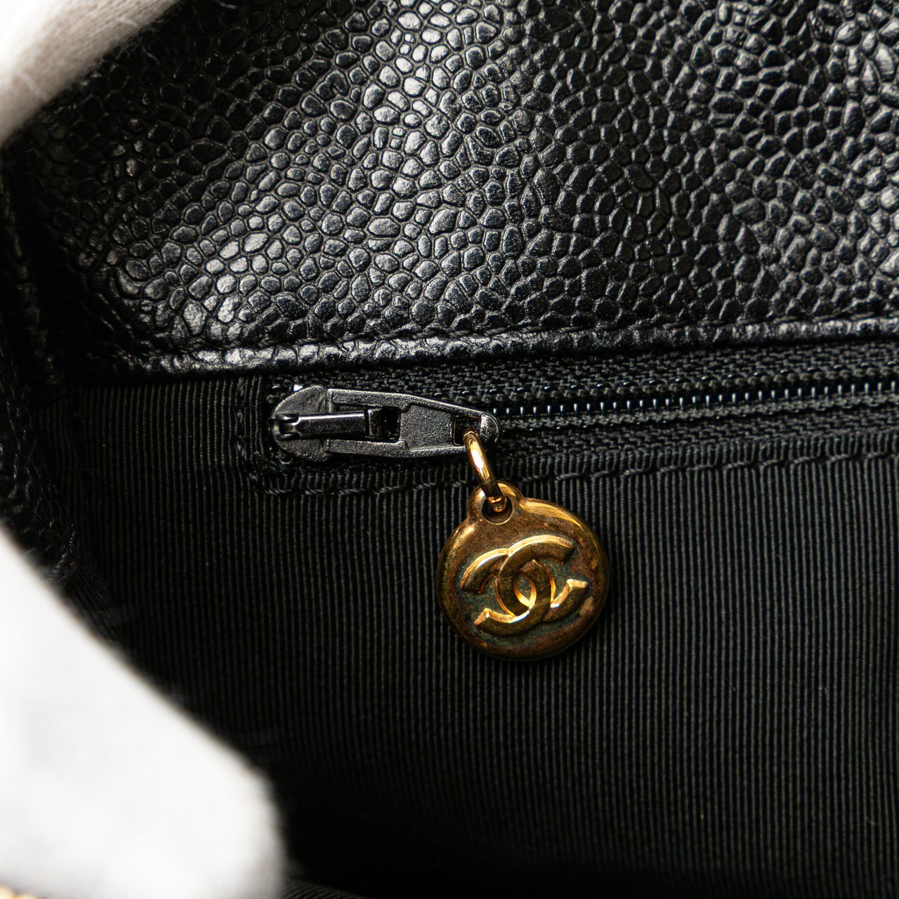 Chanel Caviar Logo Chain Tote Zwart