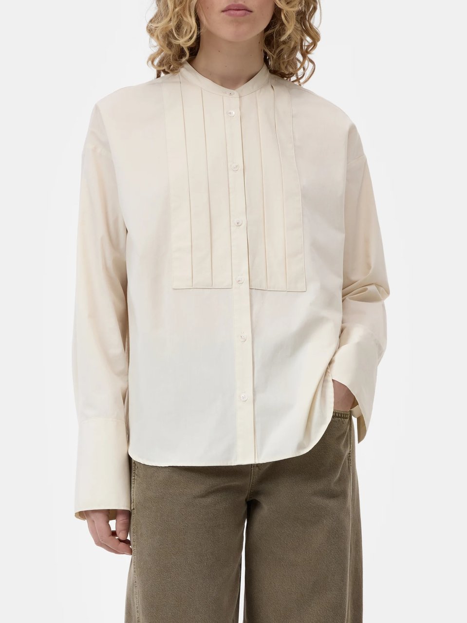 Closed Relaxed Fit Blouse with Vertical Pleats and Band Collar Neutraal