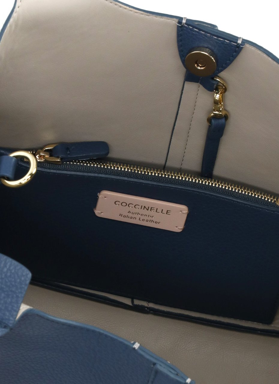 Coccinelle Structured Pebbled Leather Shoulder Bag With Contrast Logo Blauw