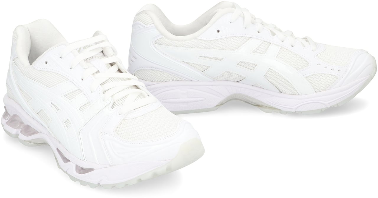 Comme des Garçons Low-top sneakers made of leather and fabric. Wit
