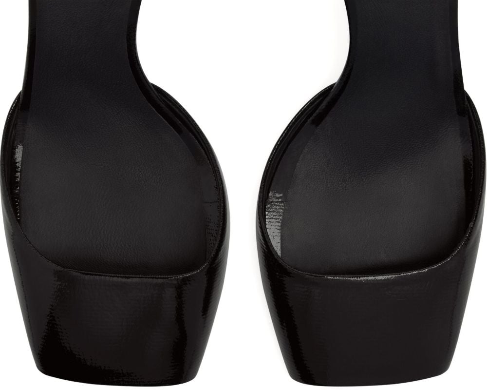COURREGES With Heel Black Zwart