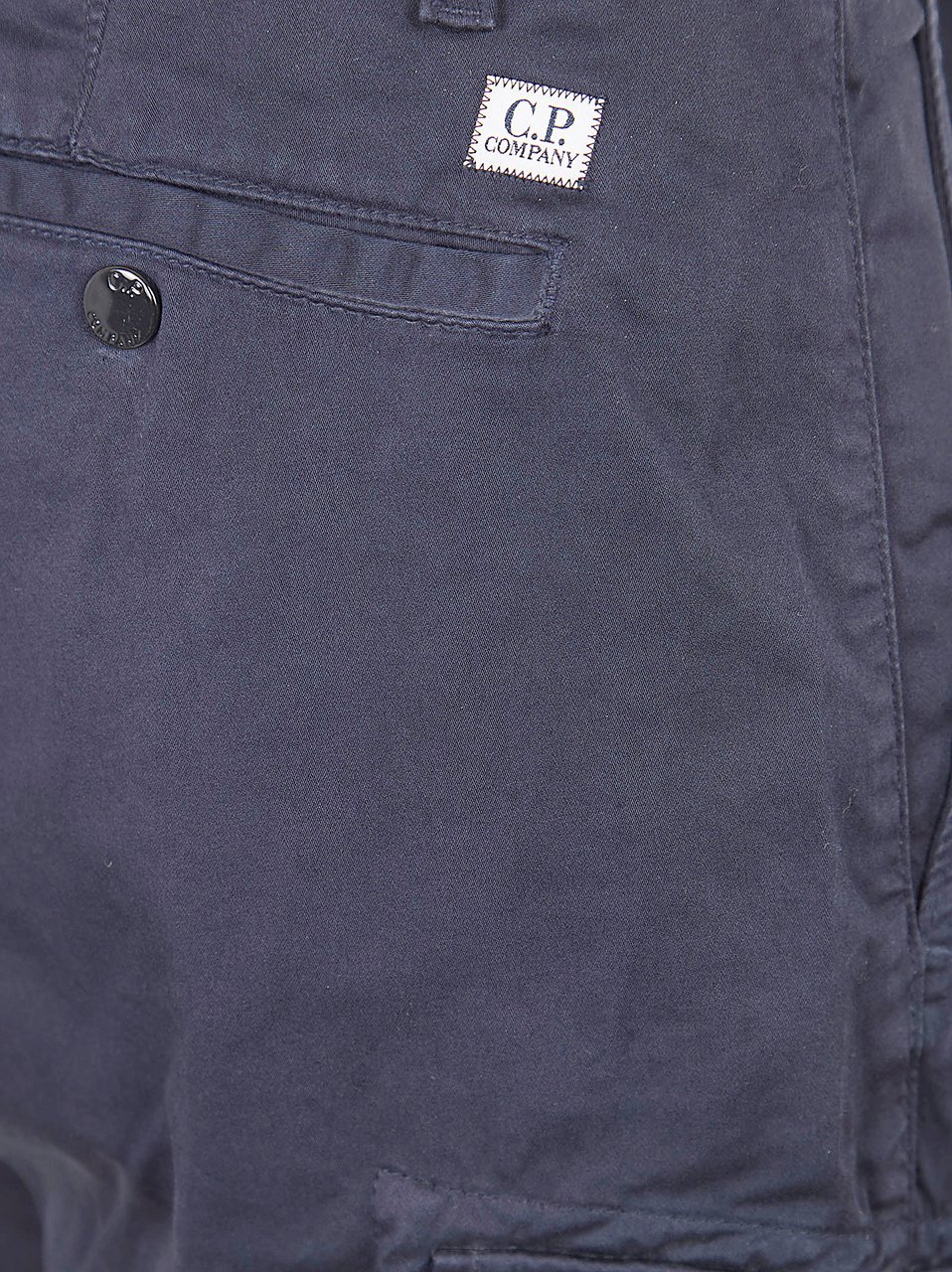 CP Company Ergonomic Cargo Pants with Multi-Pocket Design and Signature Lens Blauw