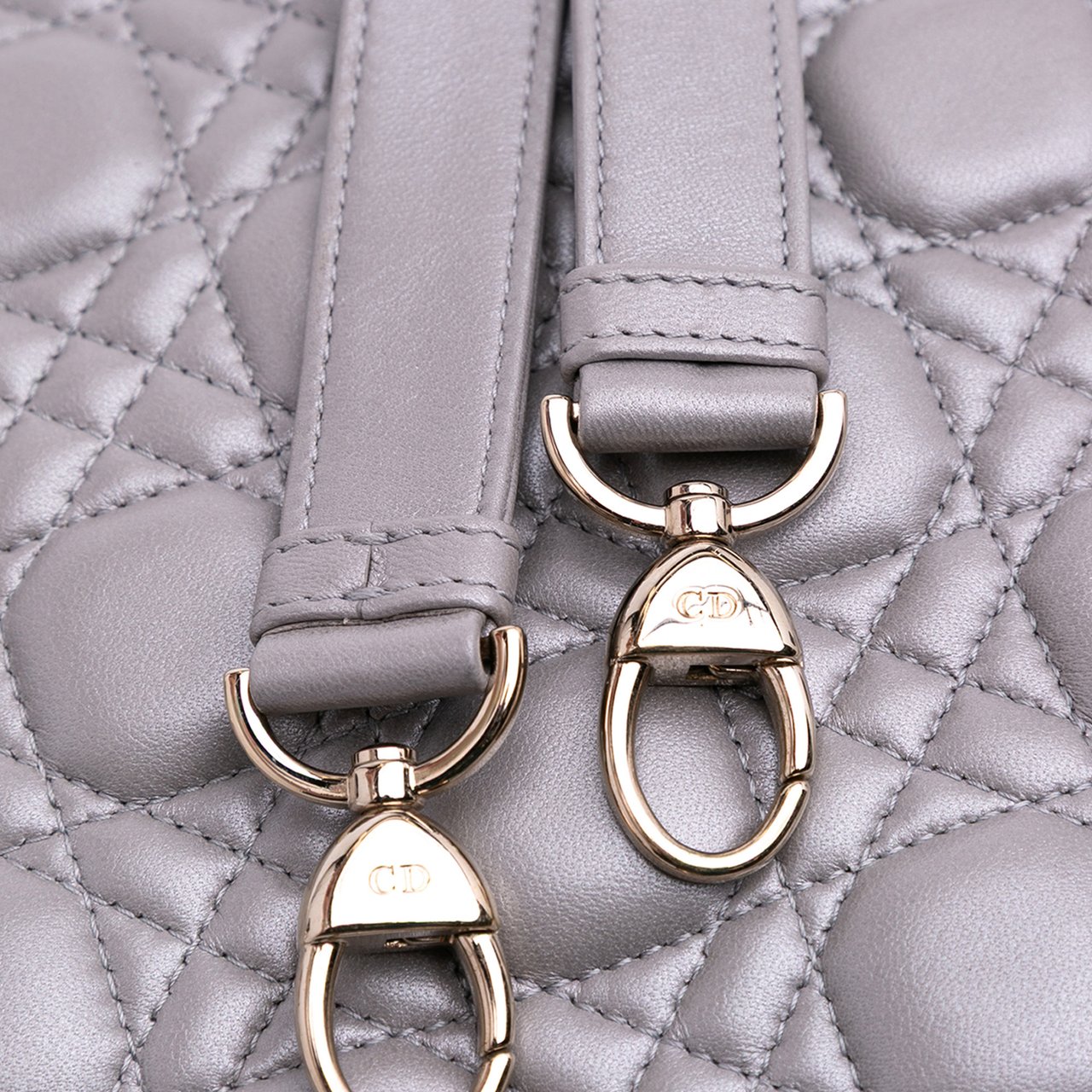 Dior Medium Pearlescent Lambskin Cannage Lady Dior Grijs