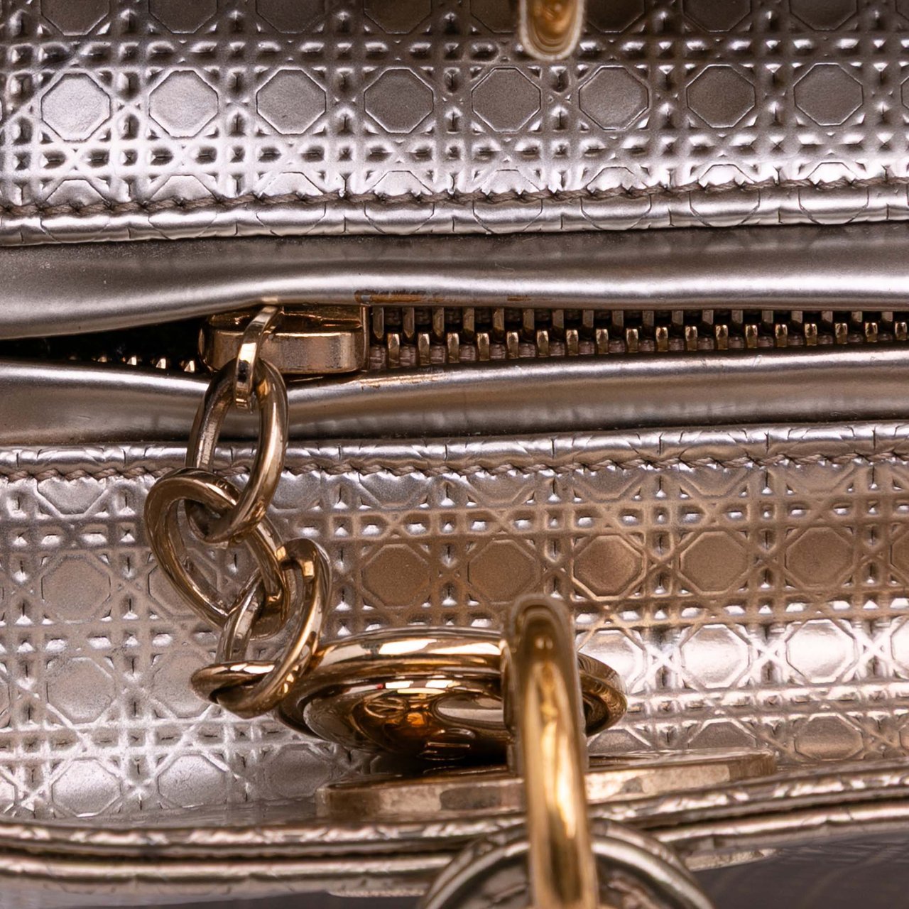 Dior Medium Metallic Patent Microcannage Lady Dior Goud