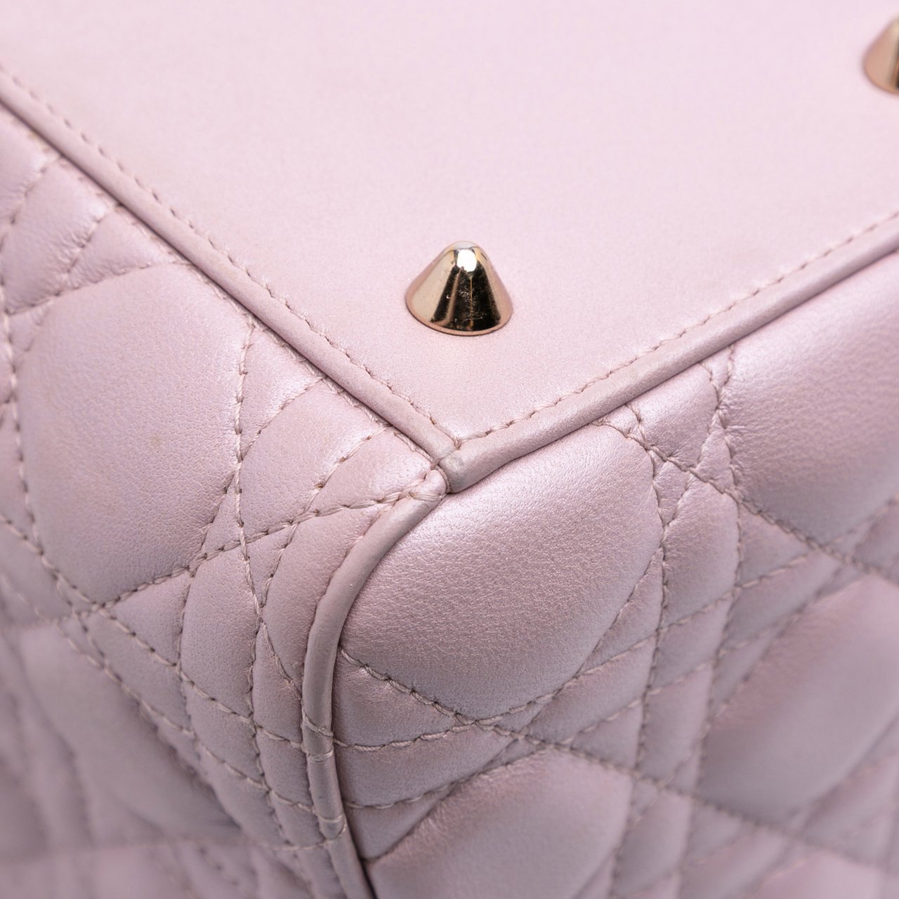 Dior Medium Pearlescent Lambskin Cannage Lady Dior Roze