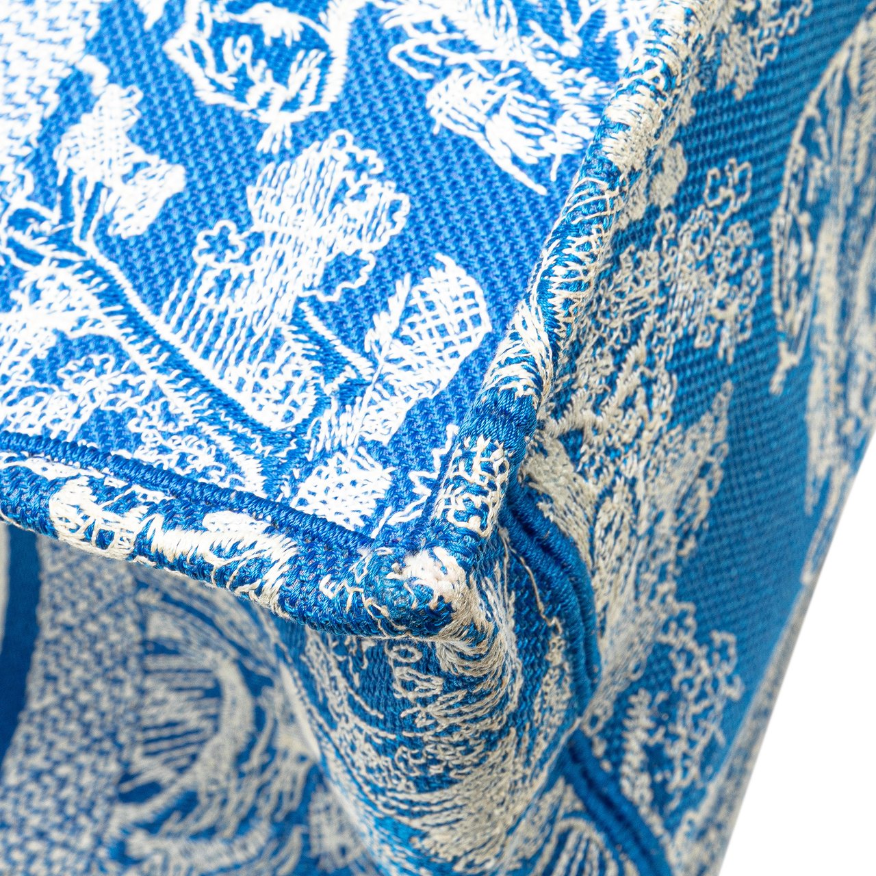 Dior Medium Canvas Embroidered Dioriviera Toile De Jouy Book Tote Blauw