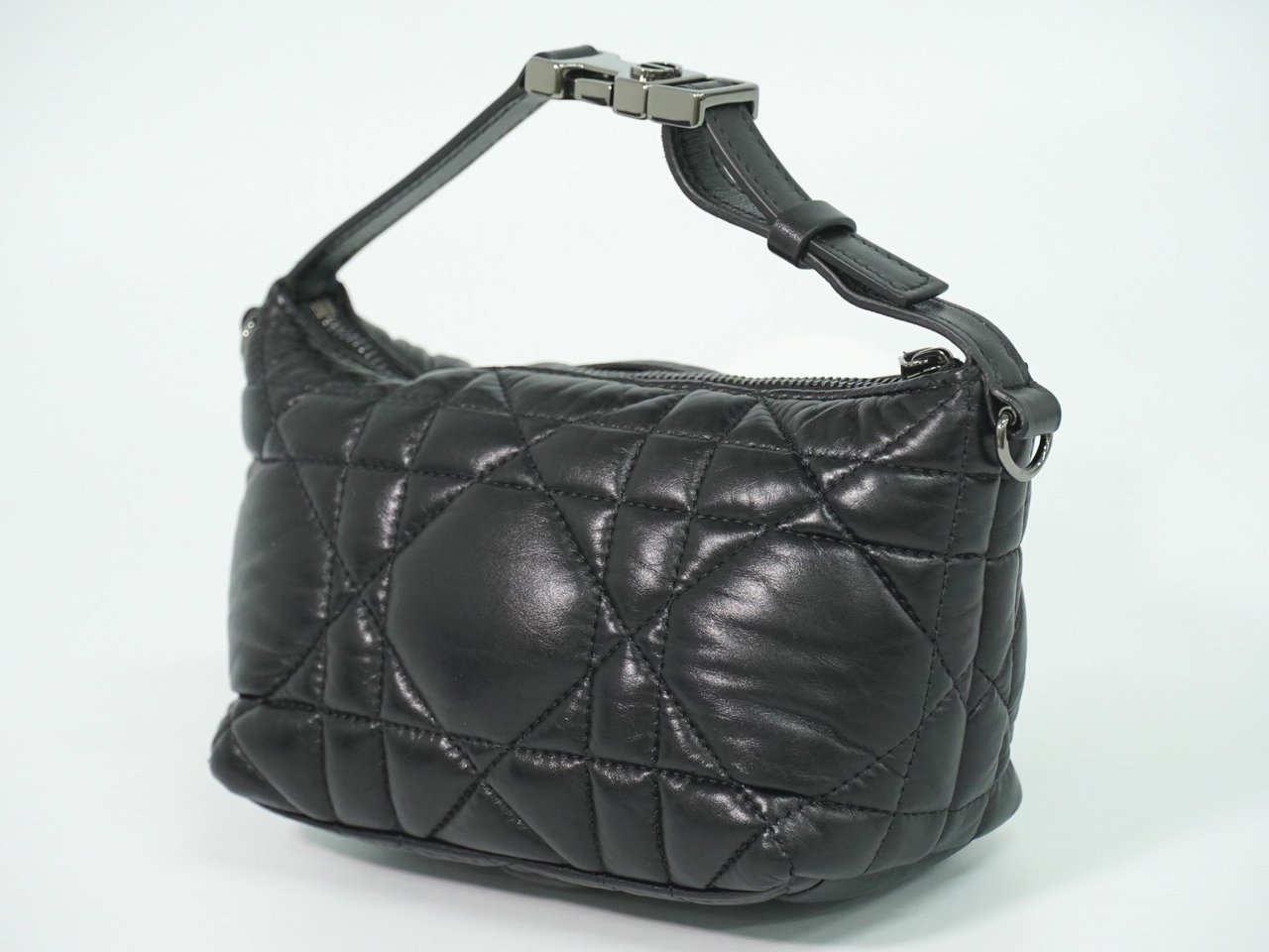 Dior Christian Dior DiorTravel Nomad Pouch Macrocannage Quilt Calfskin Medium Zwart