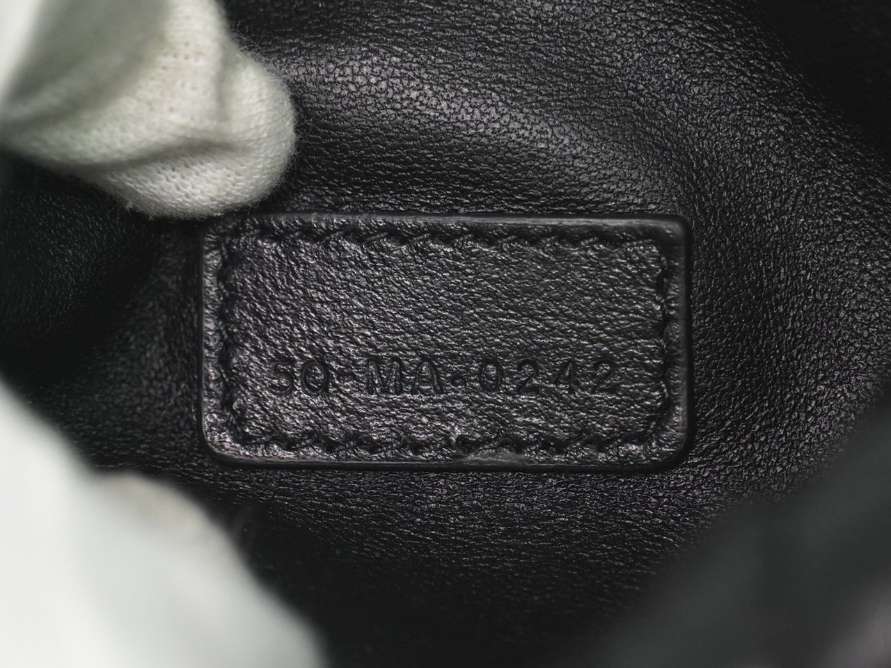 Dior Christian Dior DiorTravel Nomad Pouch Macrocannage Quilt Calfskin Medium Zwart