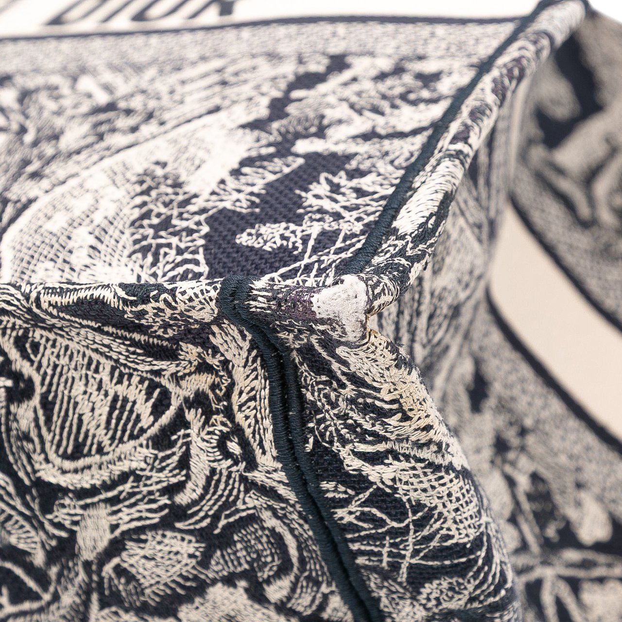 Dior Large Canvas Toile de Jouy Reverse Embroidered Book Tote Blauw