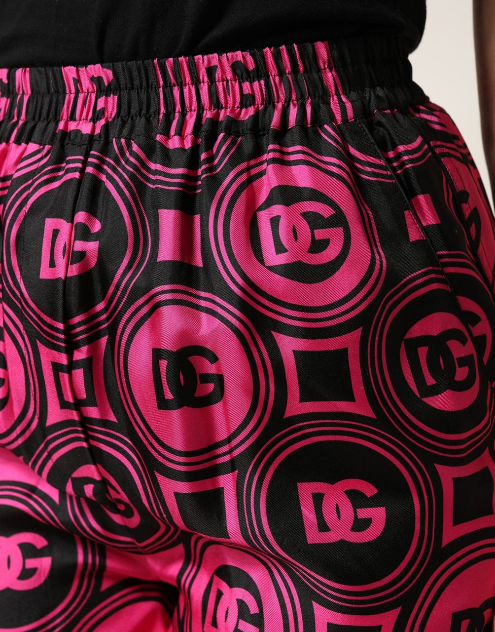 Dolce & Gabbana Black Fuchsia Silk Logo Elastic Waist Shorts Zwart
