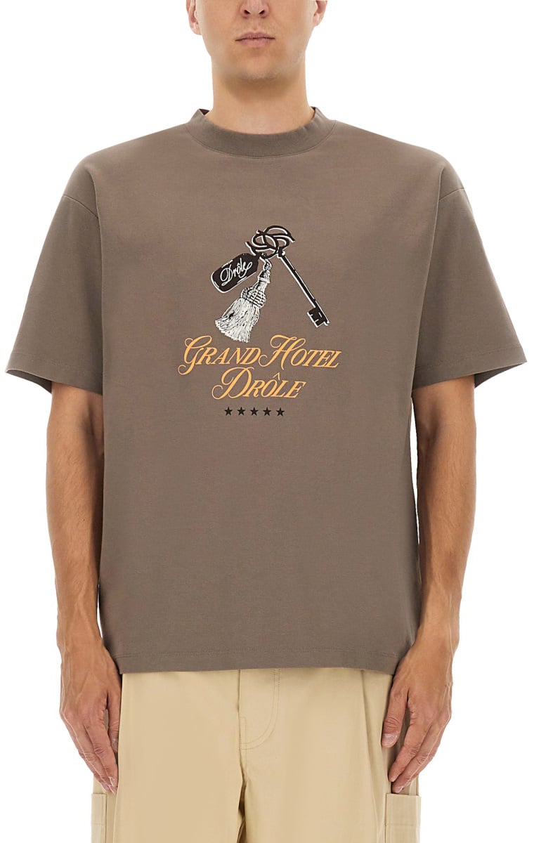 Drôle de Monsieur GRAND HOTEL PRINT T-SHIRT Grijs