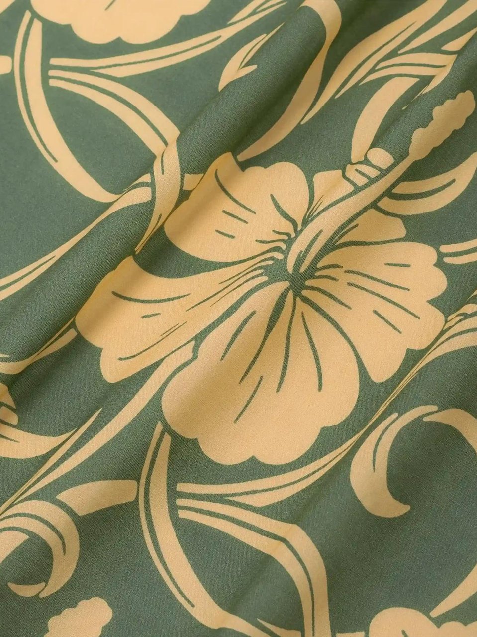 Drôle de Monsieur Short-Sleeved Shirt with Intricate Hibiscus Pattern Groen