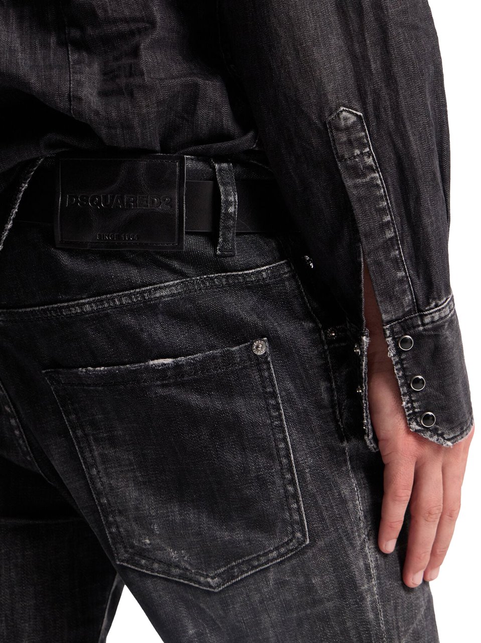Dsquared2 Slim Fit Distressed Black Wash Jeans with Classic Five-Pocket Styling Zwart