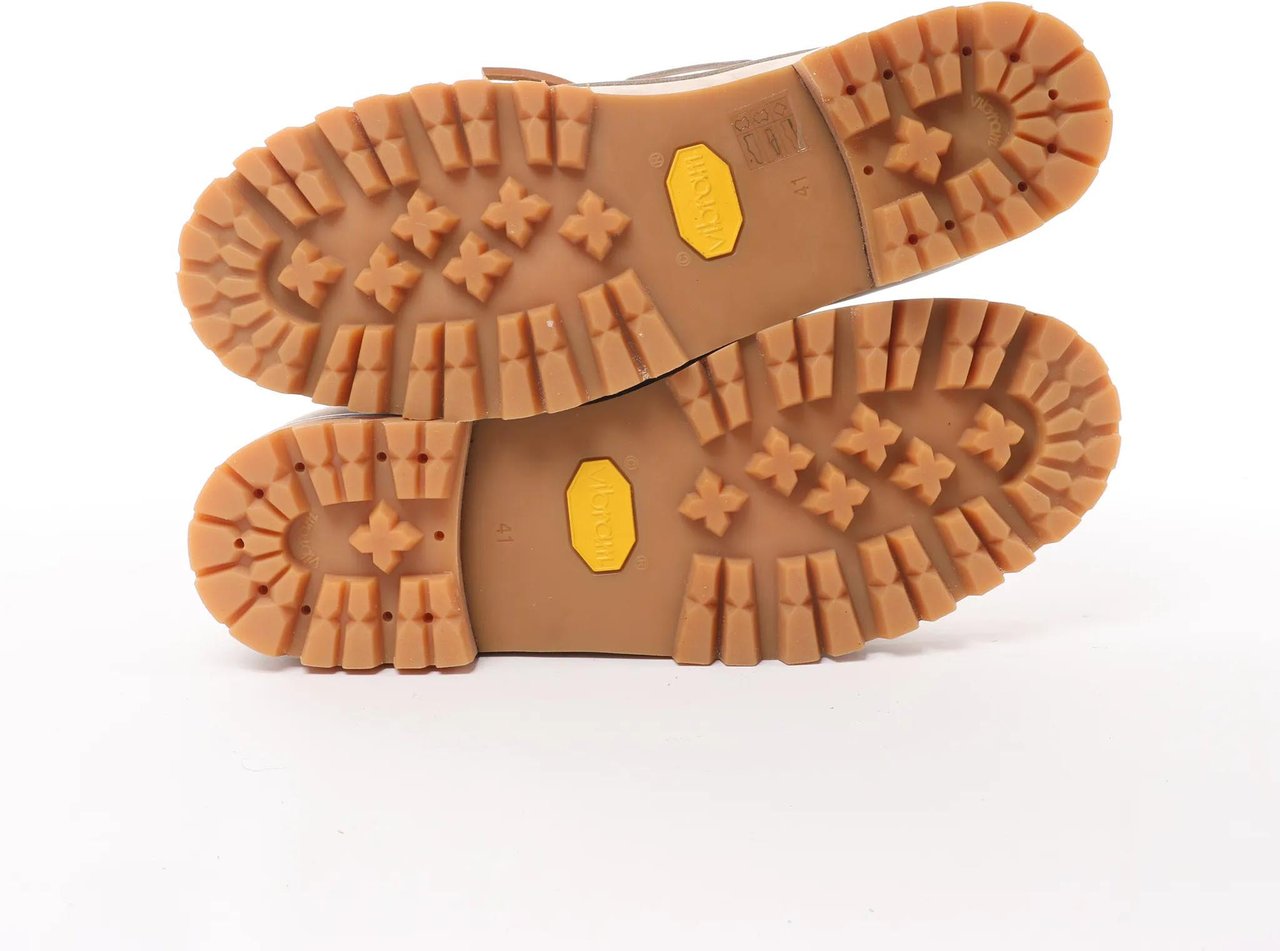 Eleventy Eleventy Leather Lace-Up Shoes with Vibram Sole in Beige, Size 41 EU Beige