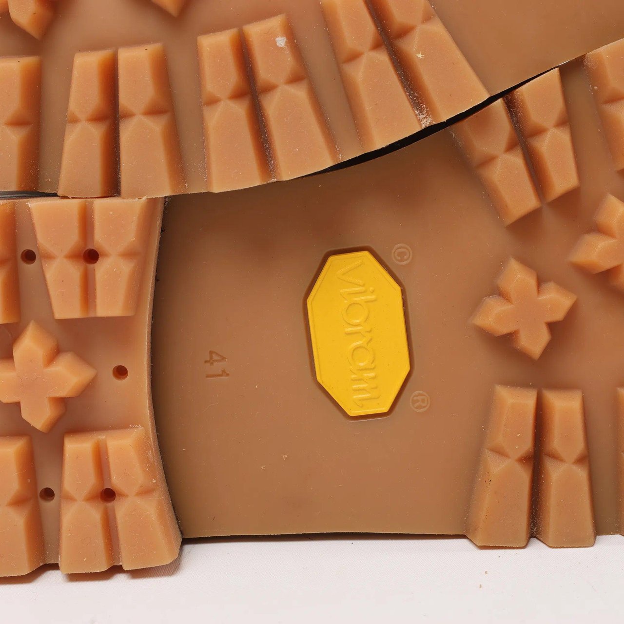 Eleventy Eleventy Leather Lace-Up Shoes with Vibram Sole in Beige, Size 41 EU Beige