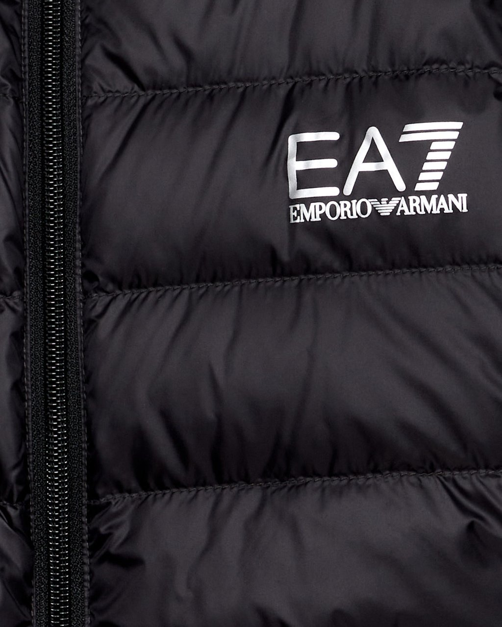 Emporio Armani Packable Lightweight Puffer Jacket with Horizontal Quilting and Contrast Detail Zwart