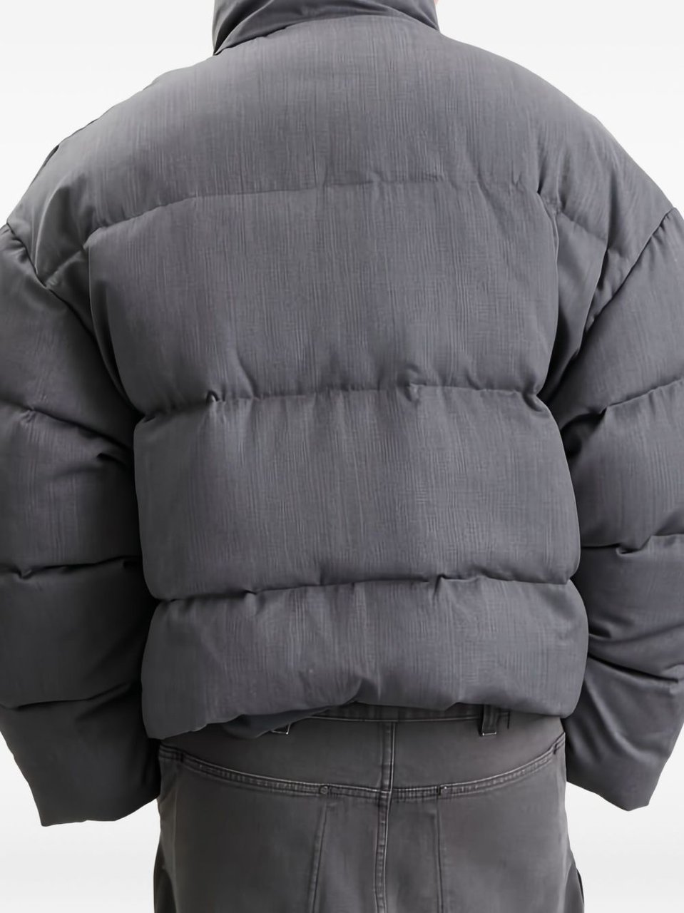 Entire Studios Boxy Cropped Grey Down Jacket With Concealed Closure And Textured Fabric Grijs