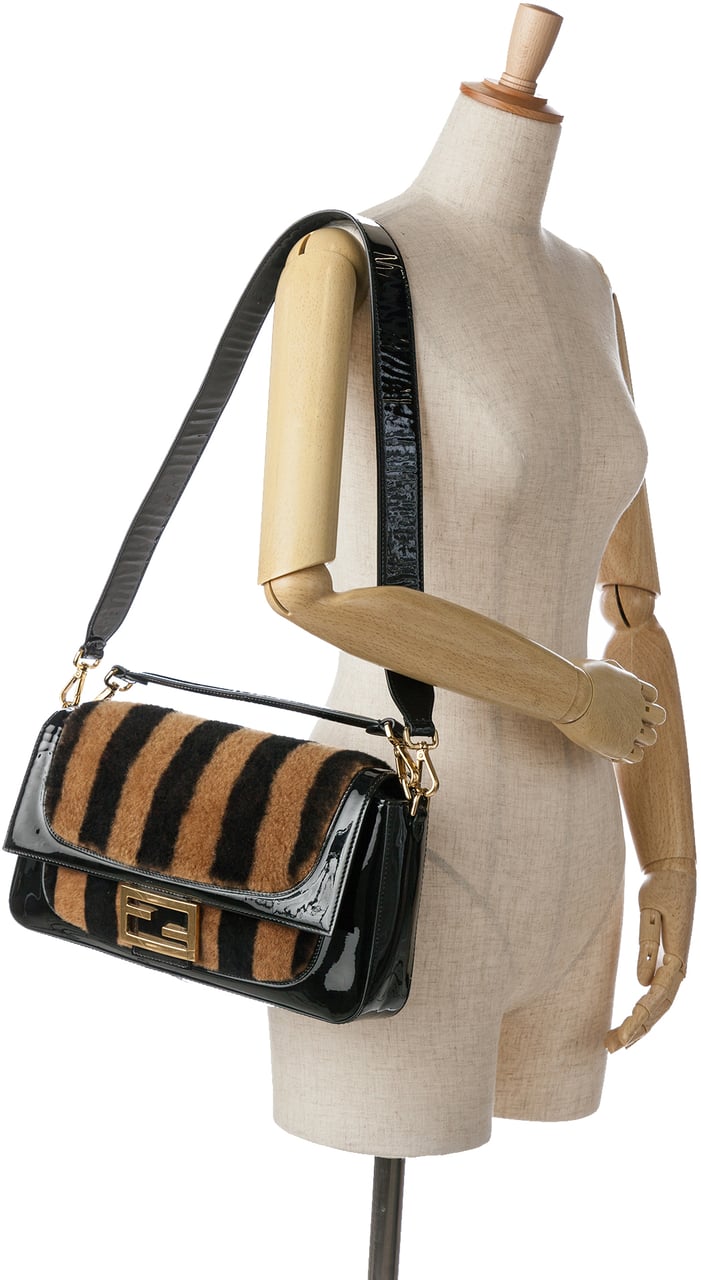 Fendi Shearling Pequin Baguette Satchel Zwart