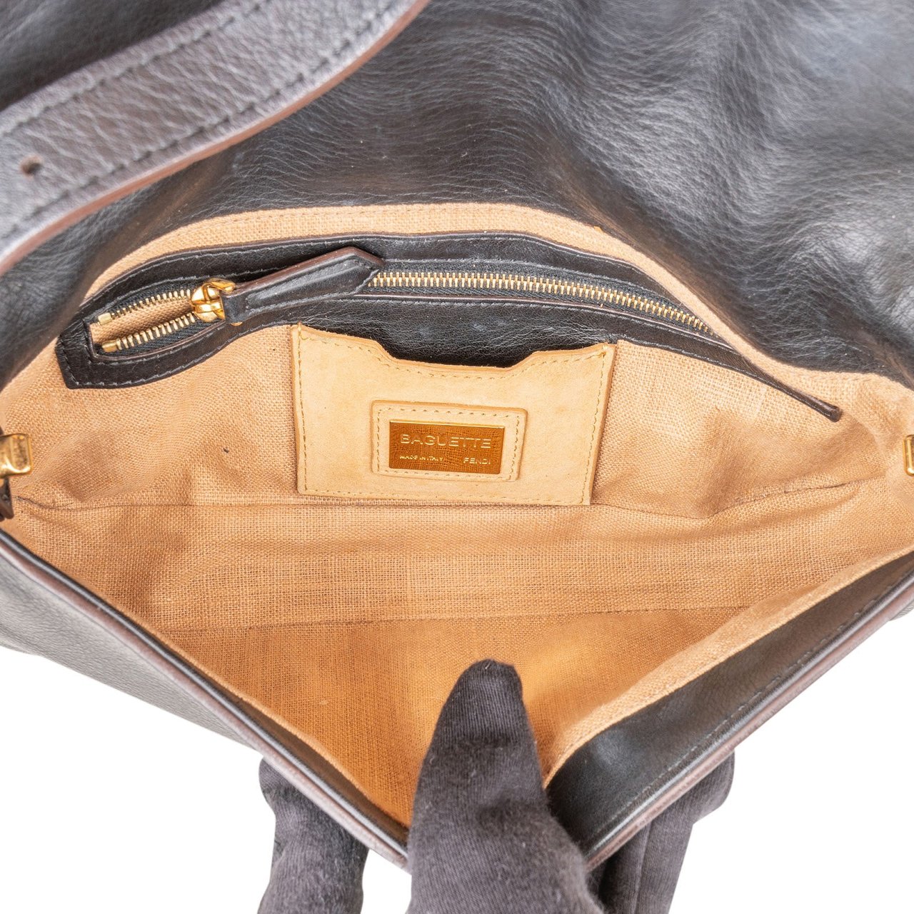 Fendi Vitello Leather Baguette Shoulder Bag Zwart
