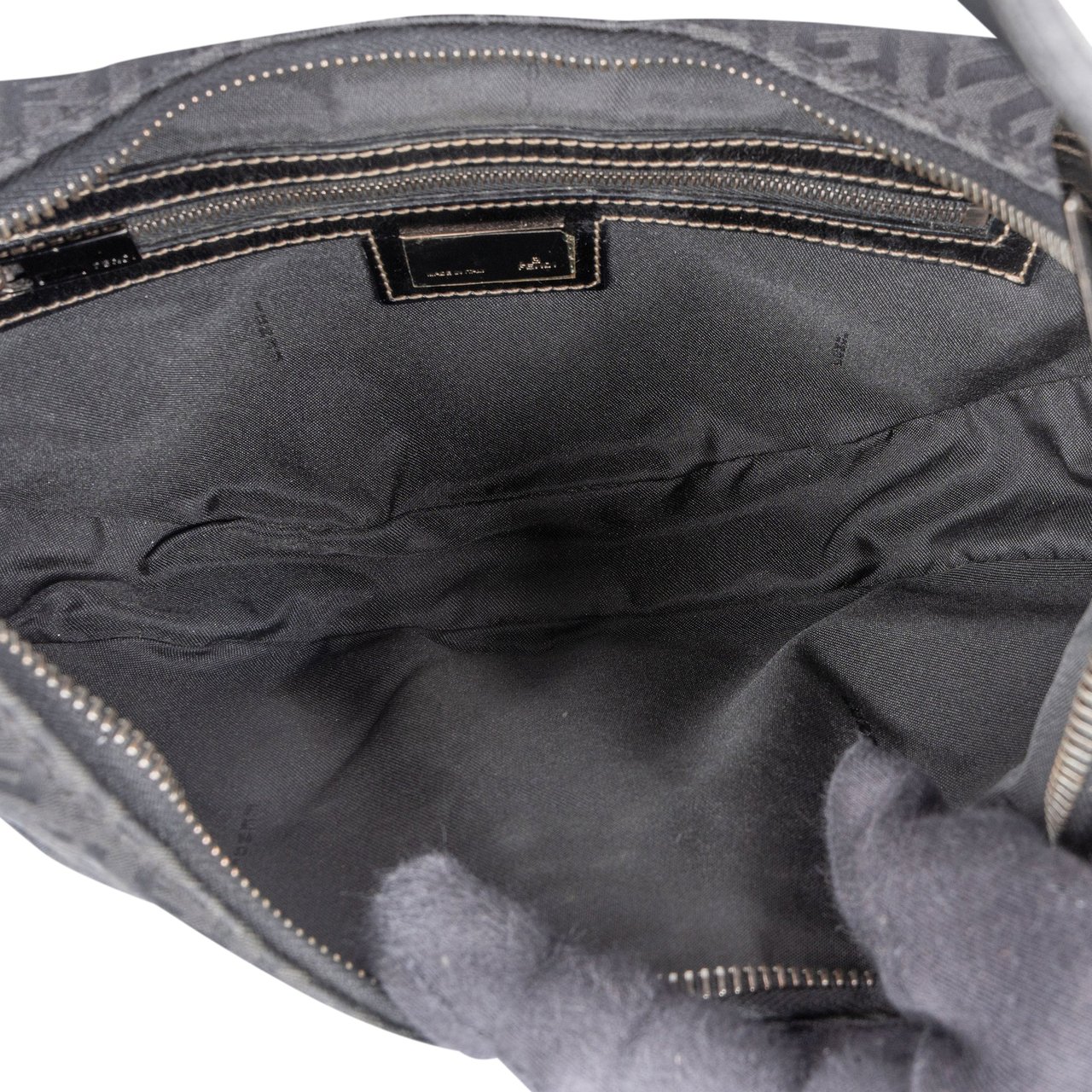 Fendi Fendi FF Monogram Halfmoon Shoulder Bag Zwart