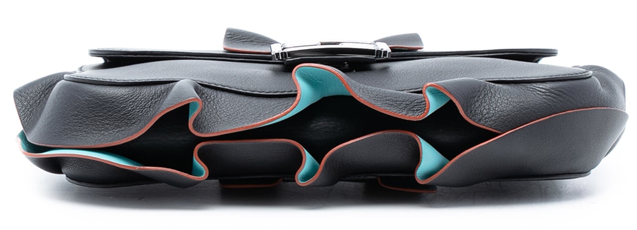 Fendi Medium Calfskin Waves Baguette Crossbody Zwart