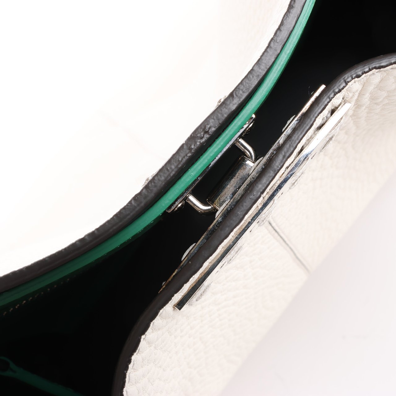 Fendi Fendi Peek-a-boo X-light Leather Handbag in White 7VA448 Wit