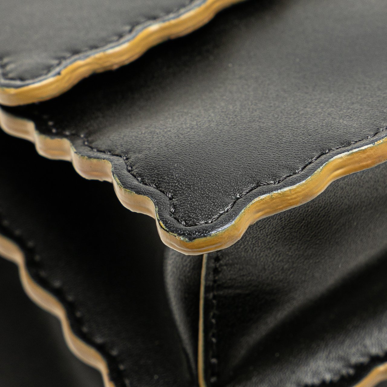 Fendi Small Scalloped Leather Kan I Crossbody Zwart