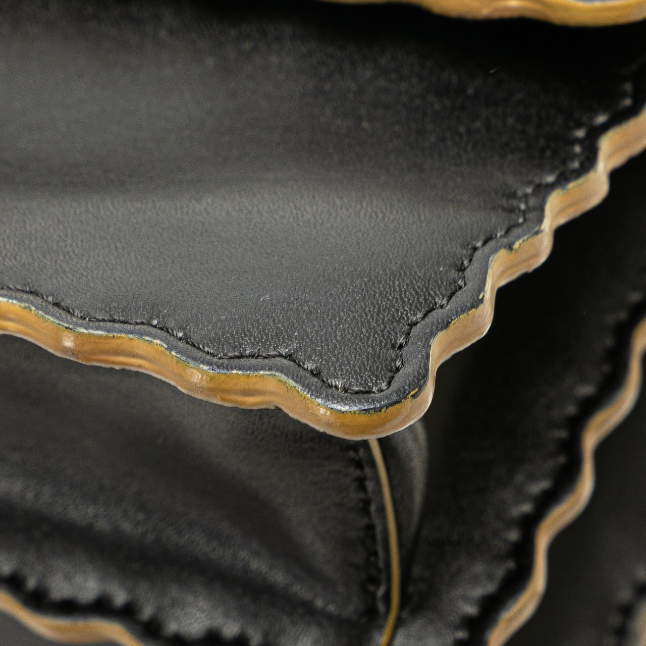 Fendi Small Scalloped Leather Kan I Crossbody Zwart