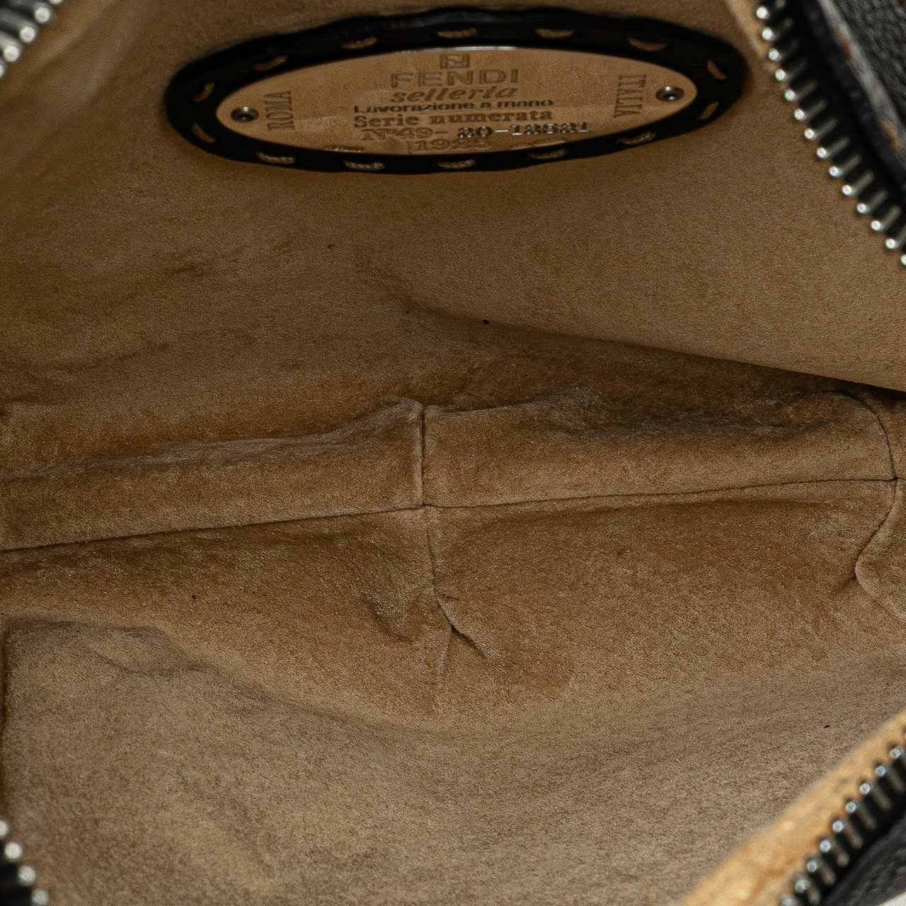 Fendi Leather Selleria Oyster Hobo Zwart