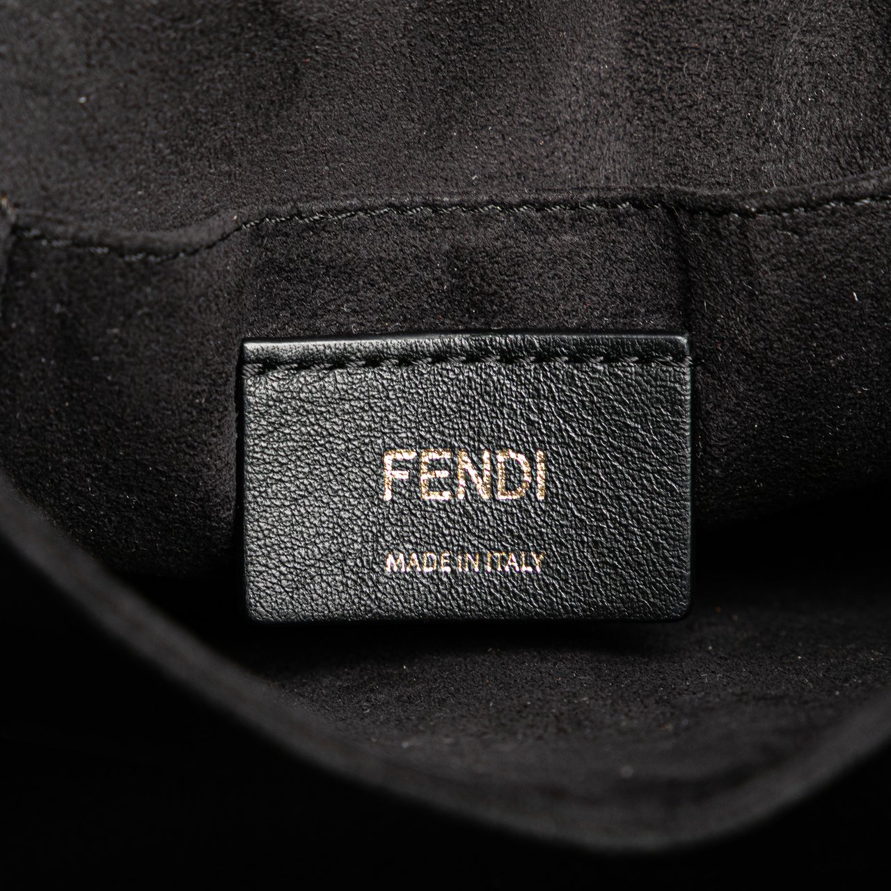Fendi Small Scalloped Leather Kan I Crossbody Zwart