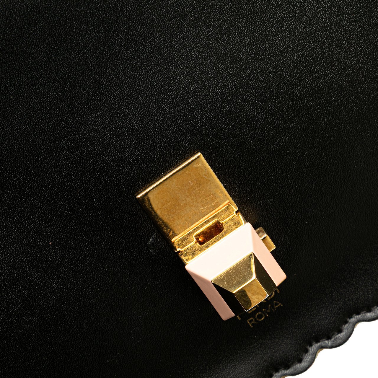 Fendi Small Scalloped Leather Kan I Crossbody Zwart