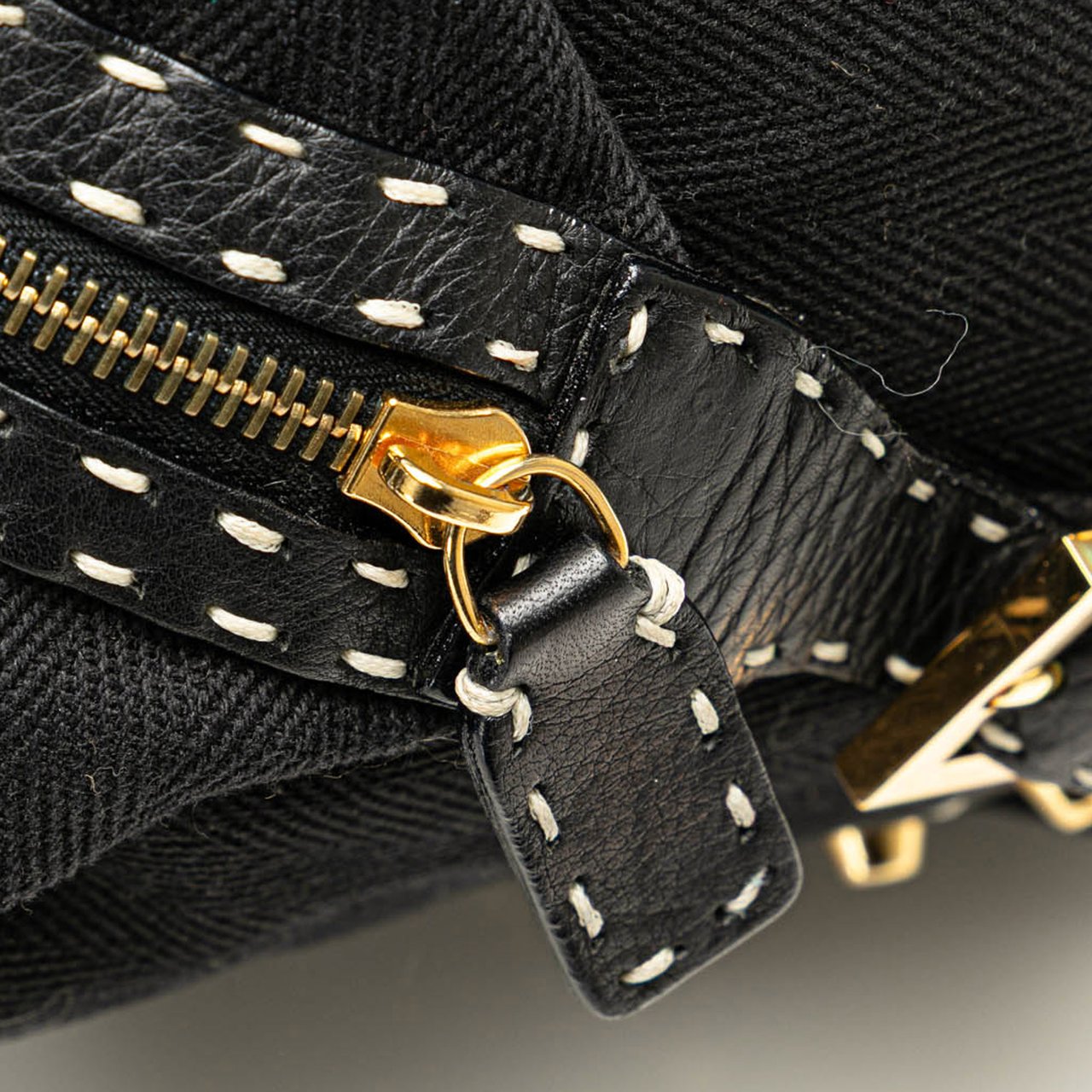 Fendi Selleria Studded Canvas Shoulder Bag Zwart