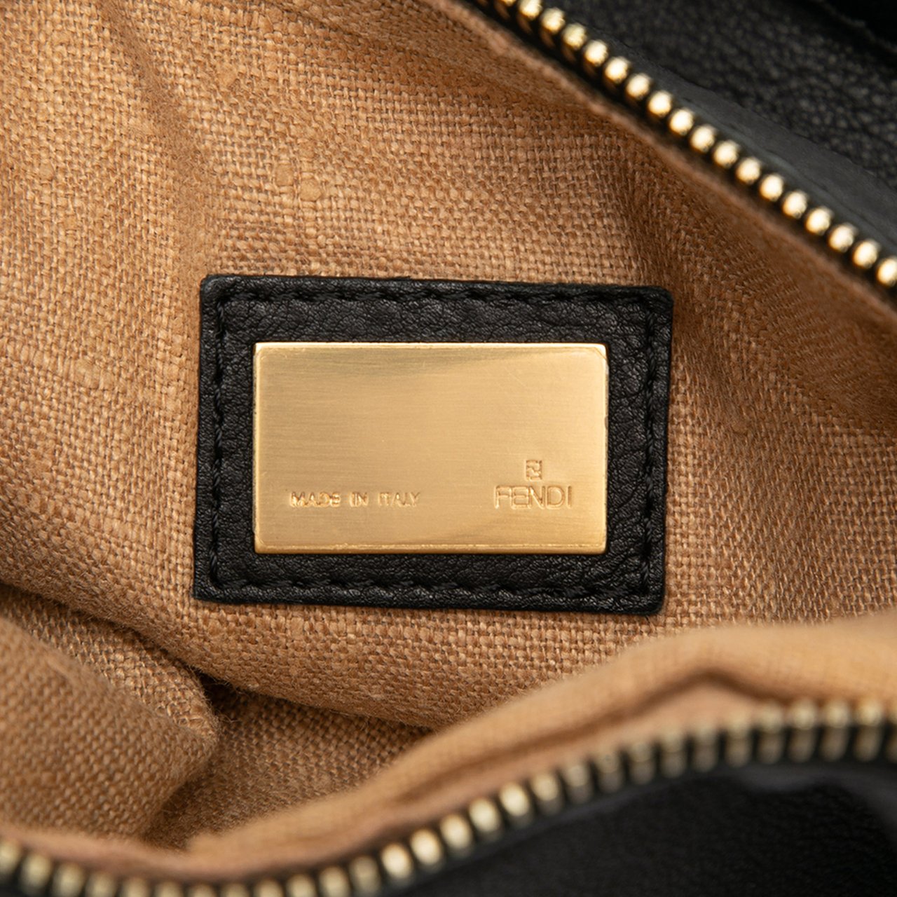 Fendi Leather Oyster Shoulder Bag Zwart