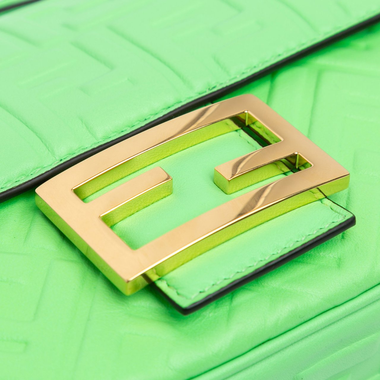 Fendi Zucca Embossed Leather Chain Midi Baguette Groen