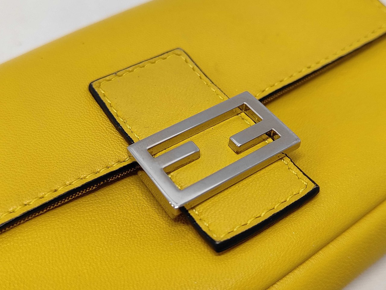 Fendi Baguette Leather Micro Geel