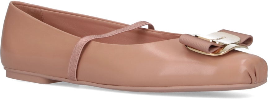 Ferragamo Rounded Toe Flat Shoes with Decorative Bow Neutraal