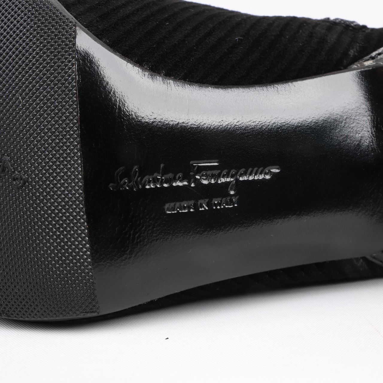 Ferragamo Ferragamo Gancini Leather & Suede Ankle Boots in Black, Size 4.5 US Zwart